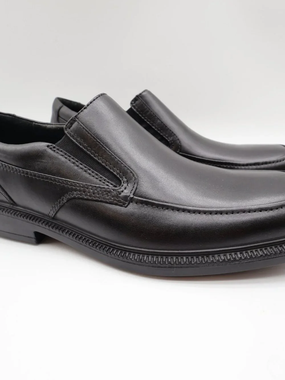 Hush Puppies Men's 10.5 Black Leather Waterproof Slip-On Loafers